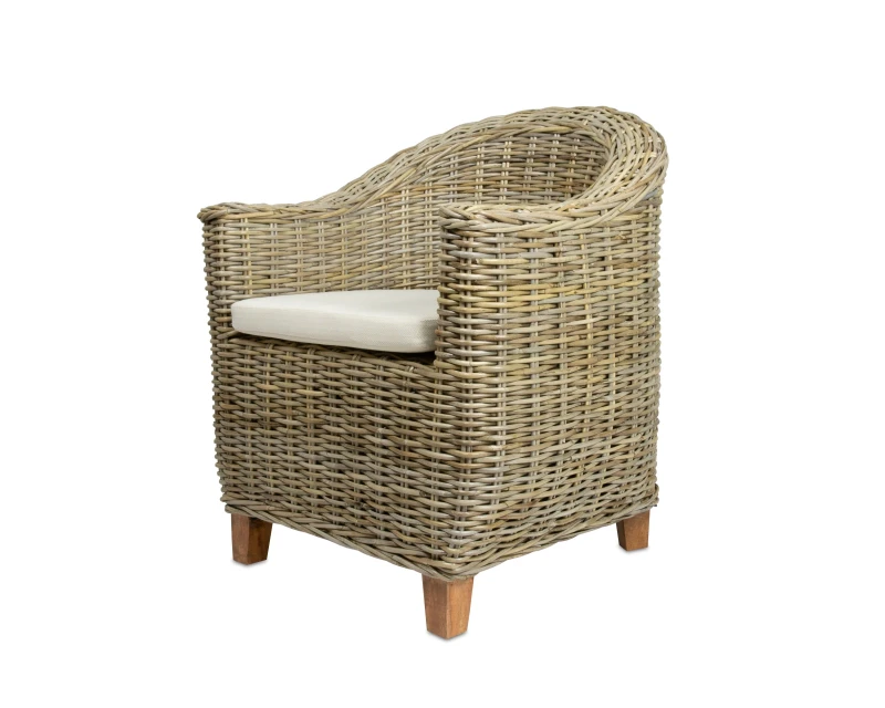 Rattanowy fotel wypoczynkowy.webp